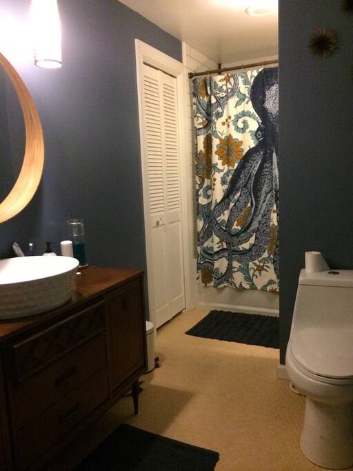 Shared bathroom on the second floor between guest rooms.