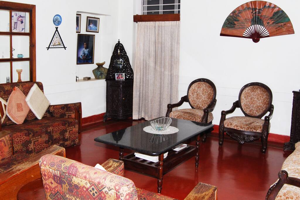 A vintage themed Living Room at HighPoint Home Stay!