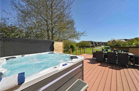 5* waterview lodge with pool Table, Hot tub & fire