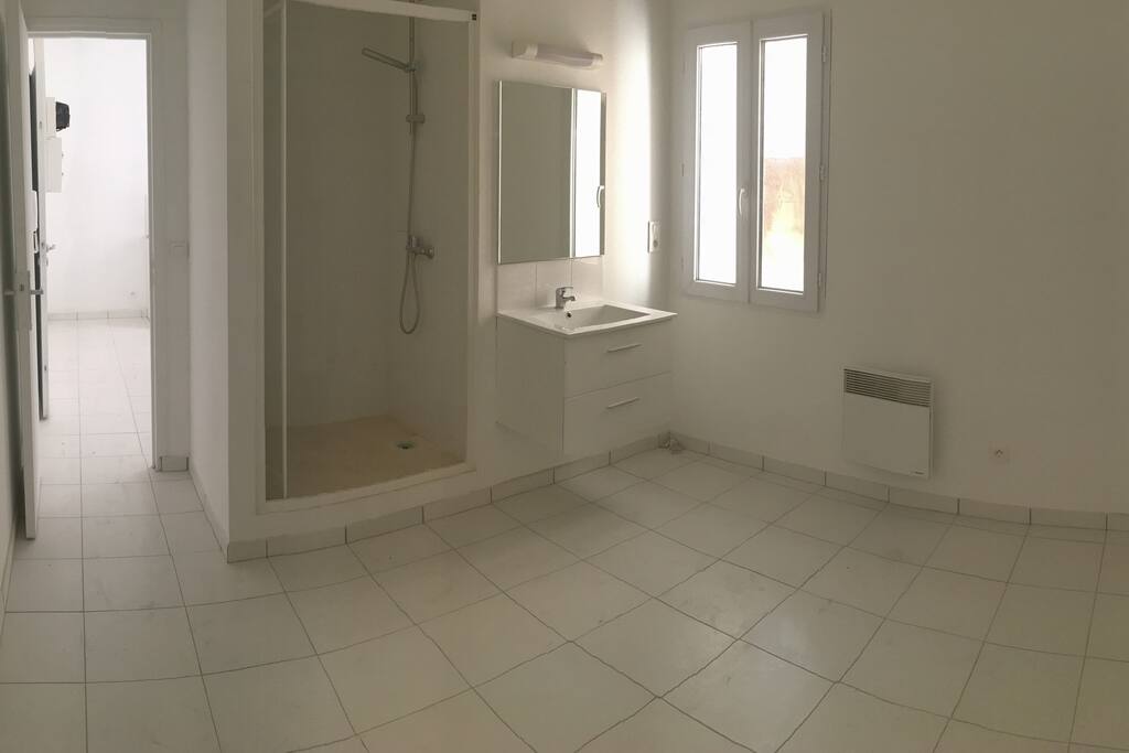 Chambre avec lit 140x190 et coin douche /lavabo