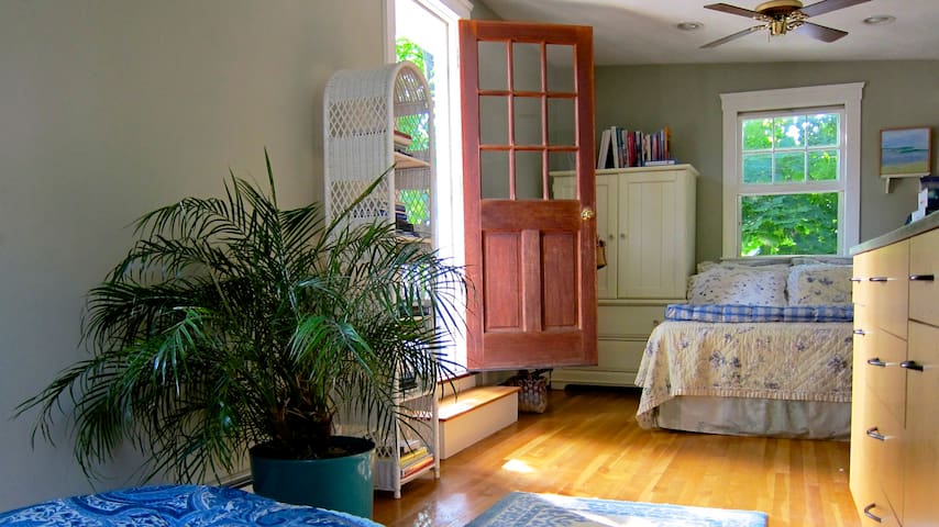 Charming Studio w Deck in Center of Old Marblehead