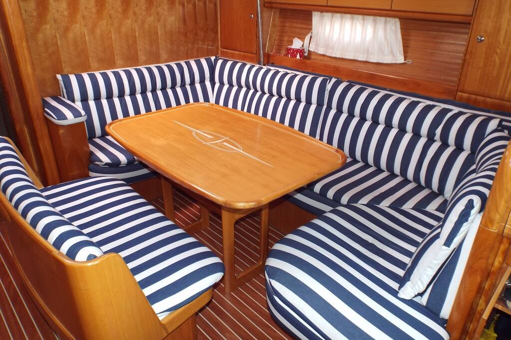 Plenty of space for 6 people in the saloon.