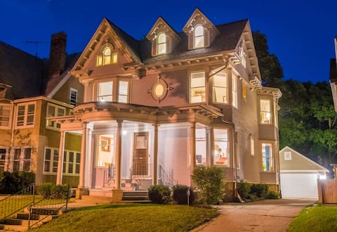 Upper East Side Victorian with 9 bedrooms!