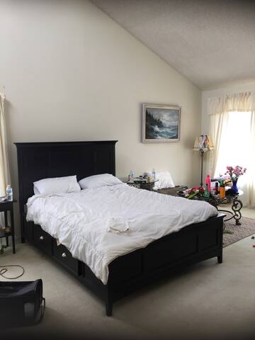 Short walk to beach – beautiful spacious townhouse gallery image 5