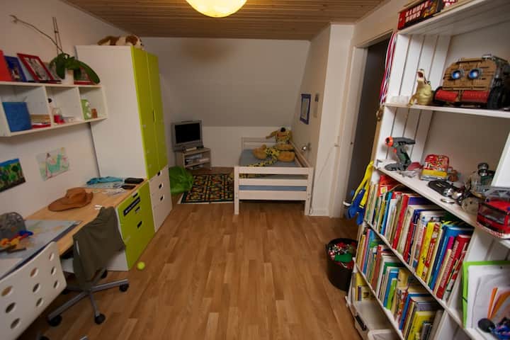 寝室1室のキッズルーム。
大人用シングルサイズのベッドです:-)