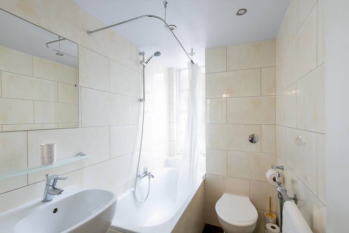 Quick walk to Hyde Park/Marble Arch gallery image 5