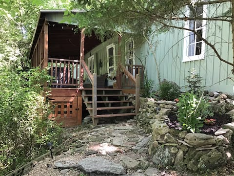 Creekside Cottage (Pet Friendly with Hot Tub)