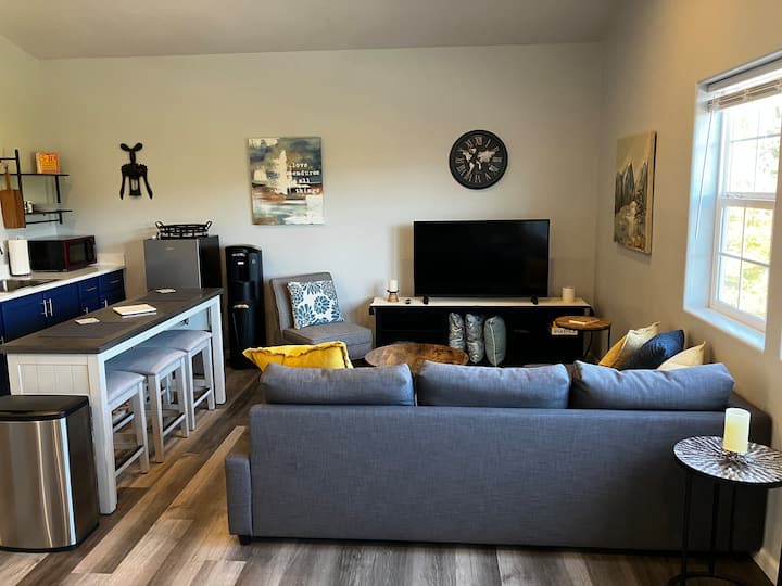 Всекидневна/кът за сядане с пълно/двойно легло и 50 - инчов смарт телевизор