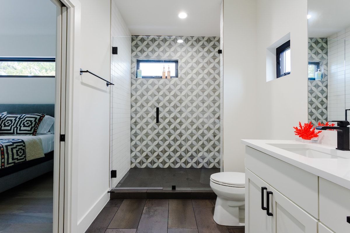 Bright & Modern SoCo Retreat, Minutes from DT!