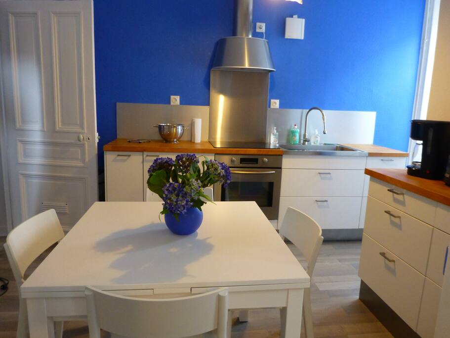 Espace repas et cuisine équipée pour 8 personnes