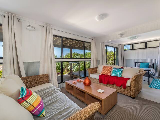 Beach House - Views, Private Deck & Ocean Breezes