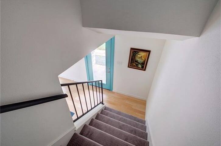 ACL Home Close to DT w/ Open Floor Plan gallery image 3