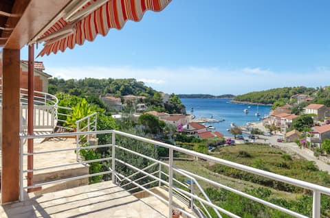 Scenic villa in Grscica with jacuzzi and pool
