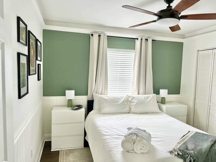 3号卧室配有标准双人泡沫床、带架子的衣柜和40英寸智能电视（ Netflix、Hulu、Disney + ）