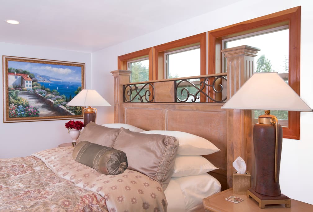 The large king bed awaits you for a delicious night sleep with its luxurious bedding.