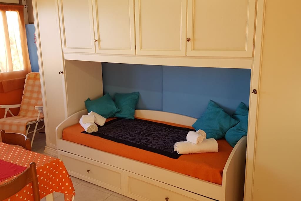 Armadio a ponte con divano letto e secondo letto estraibile a cassetto