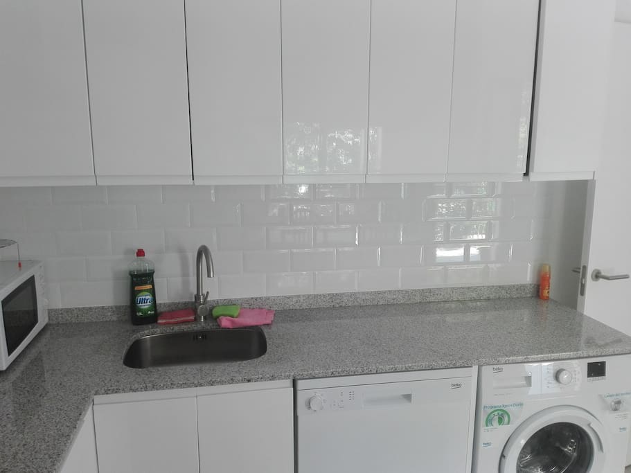 cocina con lavadora y lavaplatos