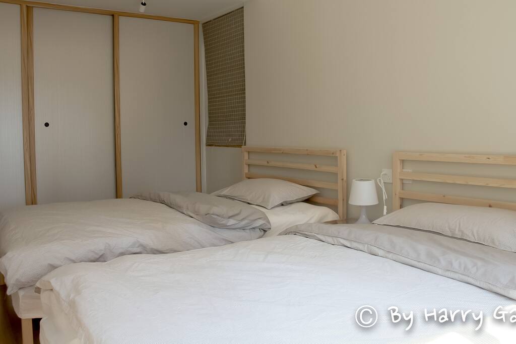 小卧室两个1米2的单人床。two beds in the bedroom2