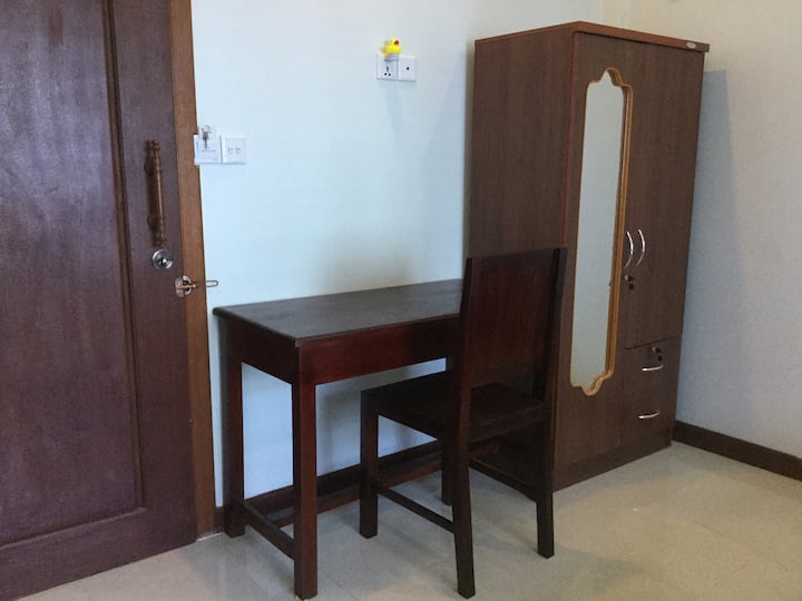 โต๊ะทำงานและตู้เสื้อผ้าสำหรับห้องมาตรฐานเตียงใหญ่ 