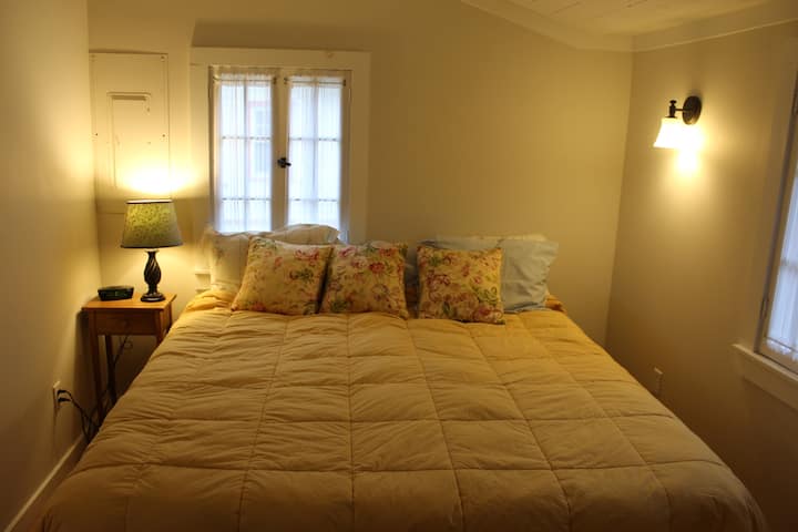 غرفة نوم بسرير كبير