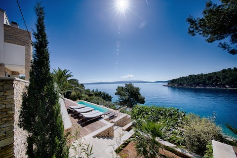 ISLAND ESCAPE LUXE VILLA