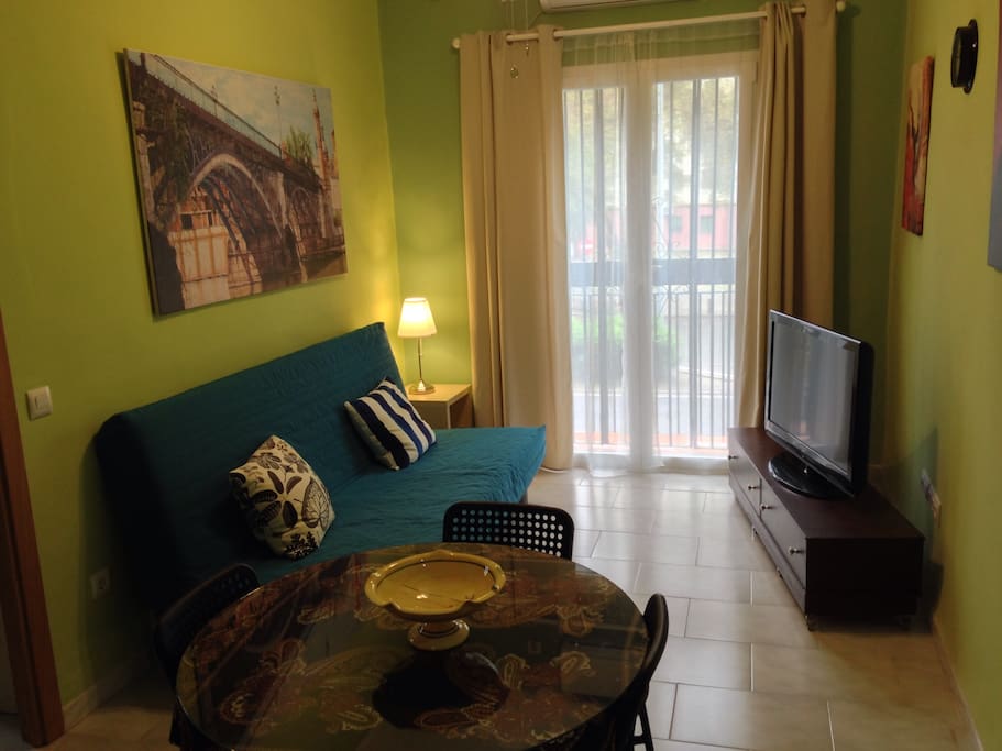 salon - con sofa cama doble y television pantaje plana
