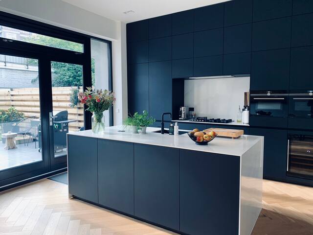 Luxury family house with garden next to Vondelpark gallery image 4