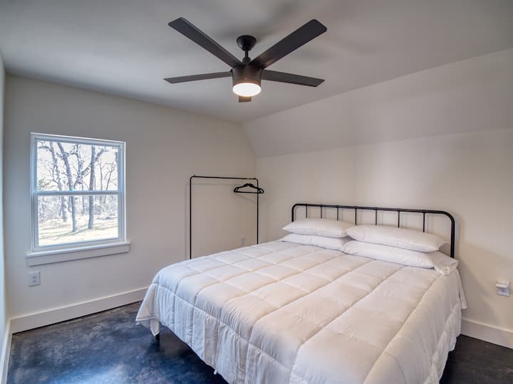 غرفة نوم الضيوف (الطابق السفلي في الحظيرة)