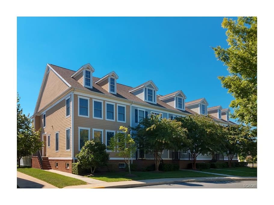 10 Village Green - Bright, Spacious, Immaculate & Private!