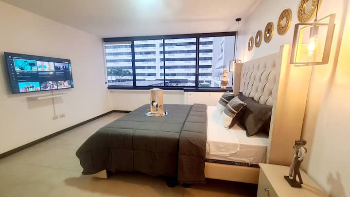 Საძინებელი ცალკე სააბაზანოთი. Საწოლი 152 × 203 სმ. 