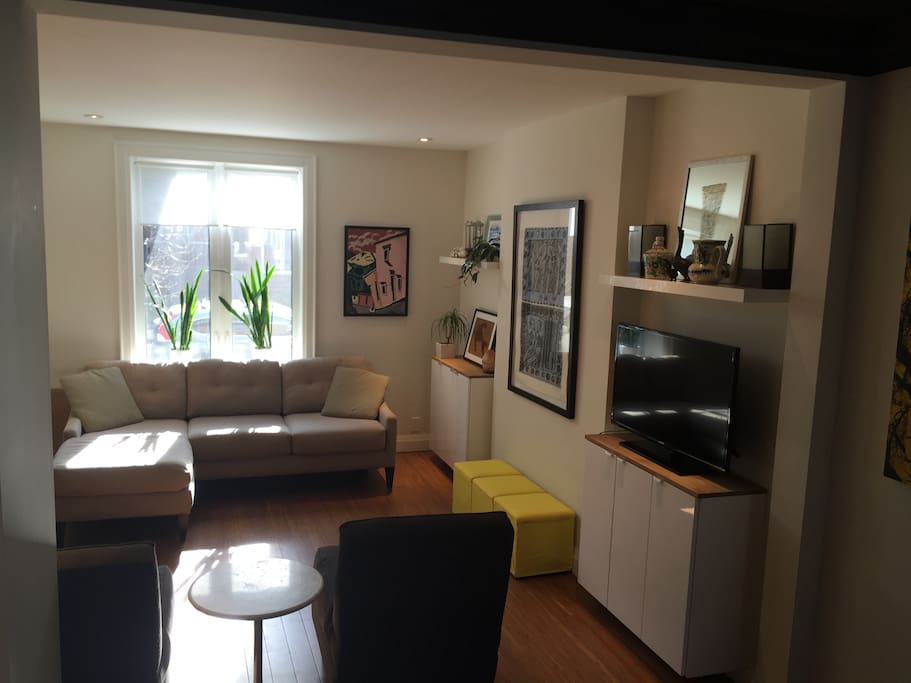 Open concept living room, lots of space for entertaining.