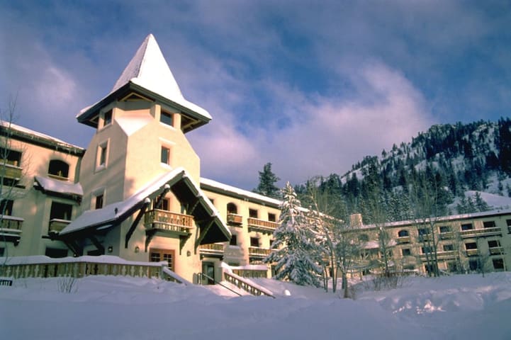 Walk to Squaw Valley Ski Resort-1BR suite!