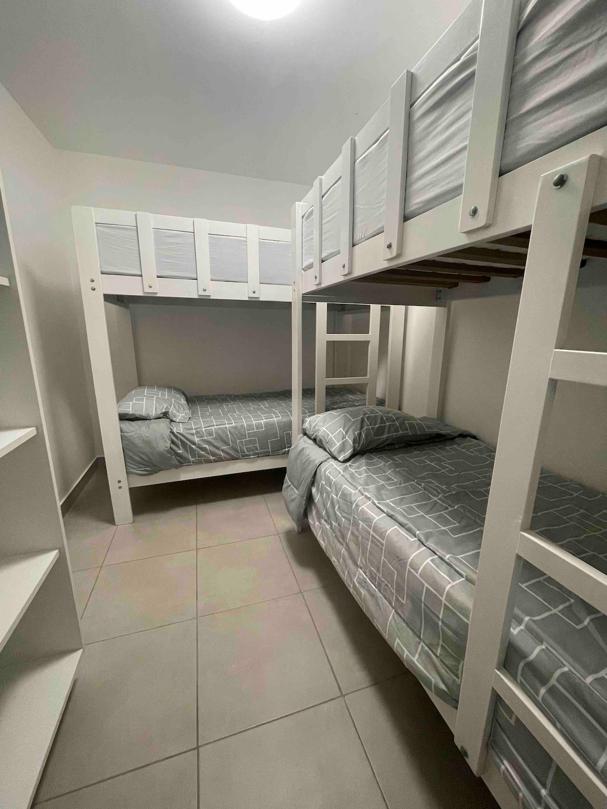 ห้องนอนที่ 3 มีเตียงสองชั้นและตู้เสื้อผ้า