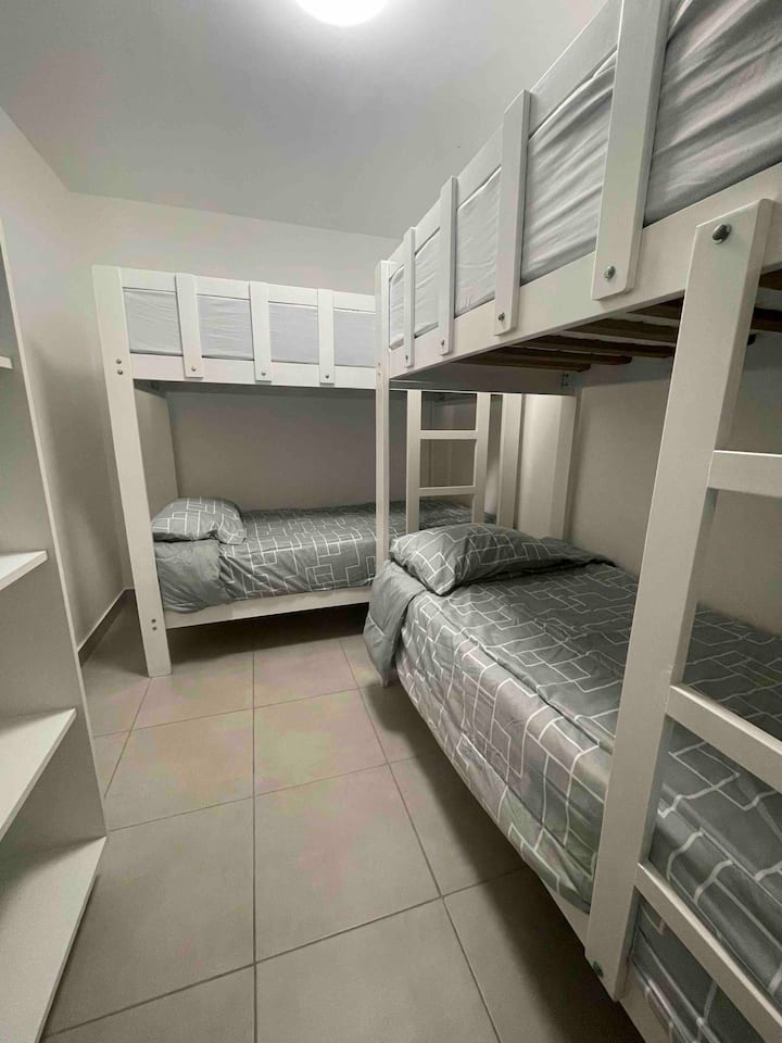 Tercer dormitorio con dos  camarotes de una plaza y closet