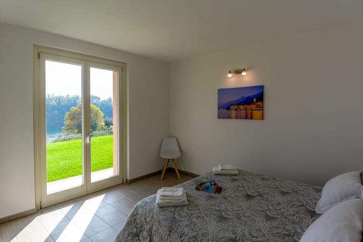 Druga glavna spavaća soba s izravnim pristupom vrtu i pogledom na prizemlje jezera