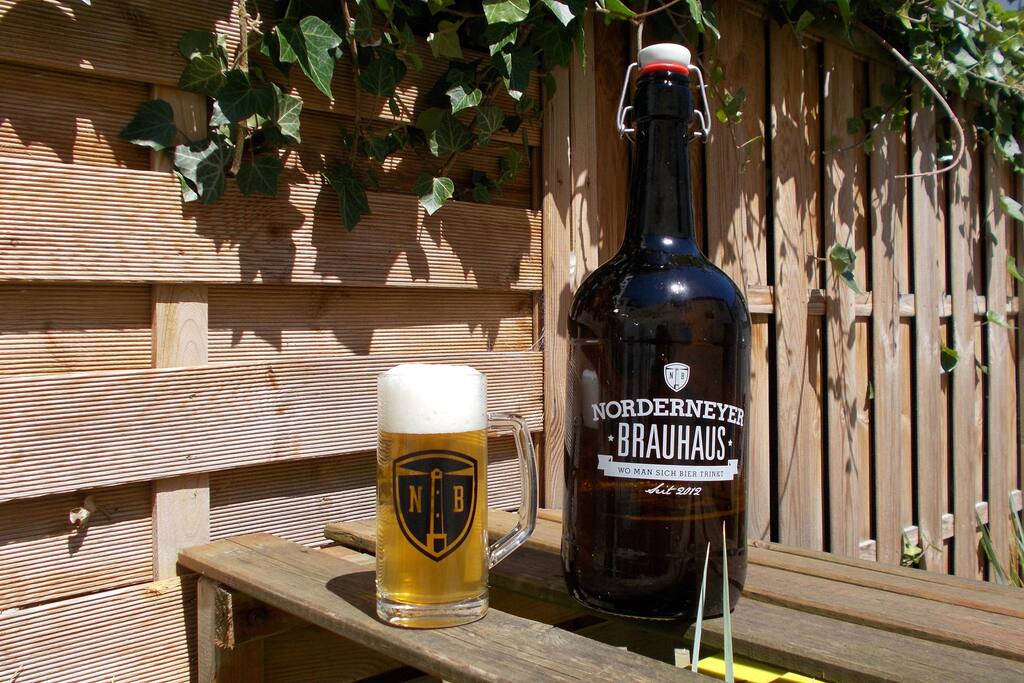 In der Wohnung steht eine Mietflasche, welche man sich für 10,-€ im Norderneyer Brauhaus oder an der Weststrandbad mit Norderneyer Pils auffüllen lassen kann.