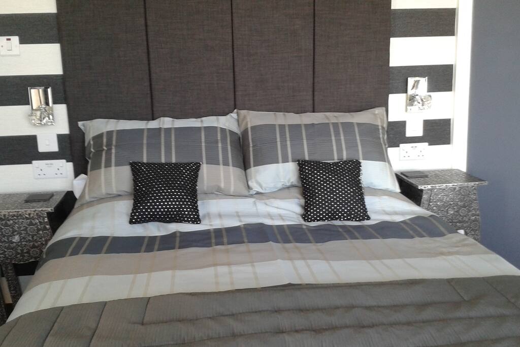 Luxury King Size Room en-suite with Bath & Shower Cubicle Panoramic Sea Views Totally Refurbished