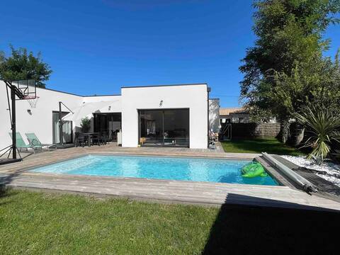 House with pool, patio and pétanque court