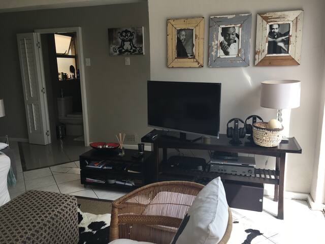 Sunny 2 Bed Compact Apartment with great sea views gallery image 5