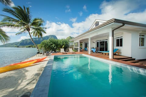 Villa TEPOE Moorea, lagoonside villa with pool