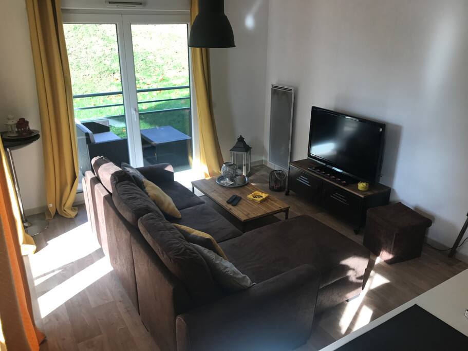 Wifi, télé orange et Netflix mis à disposition
Le canapé se déplie pour faire un lit de 2 adultes ou 3 enfants