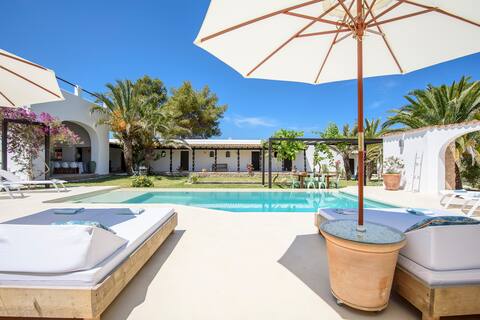Beautiful spacious villa close to the beach