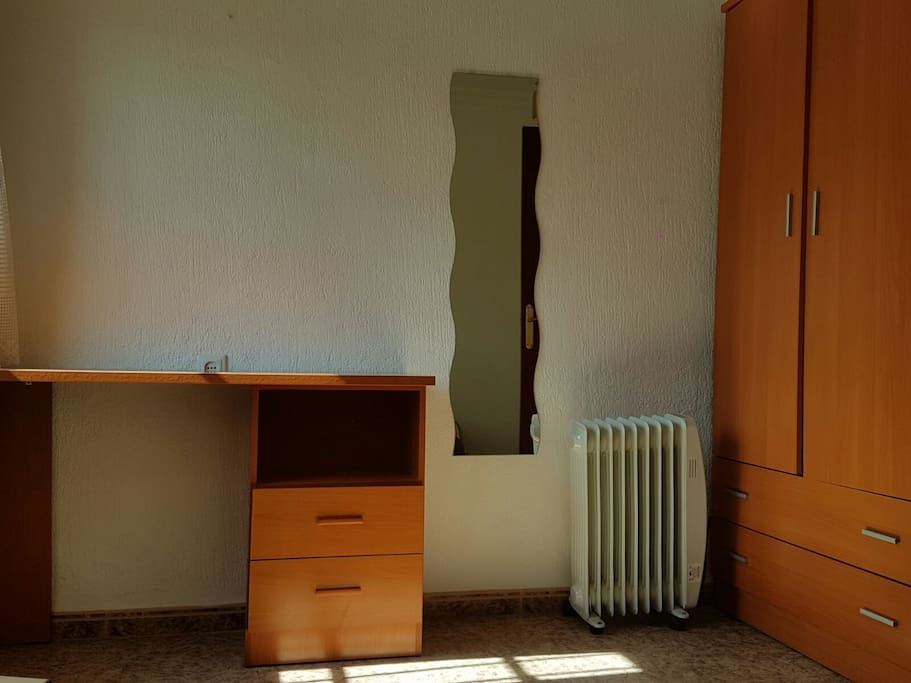 Habitación privada. Calefactor, mantas, escritorio , silla, armario amplio y todo lo que necesite. Luminosa.