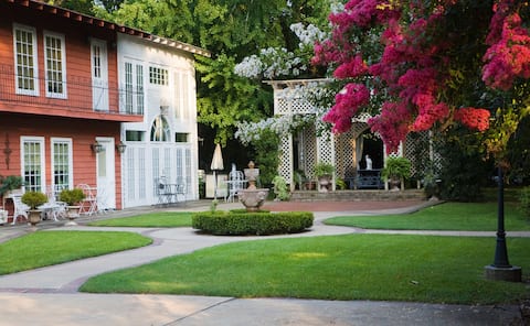 The Carriage House - Lovely, Comfortable, Gardens