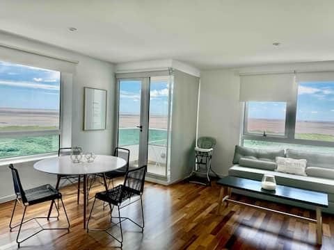 Anuncio de Airbnb popular: Puerto Madero Apartment w/security Top Floor View 30 en Ciudad Autónoma De Buenos Aires