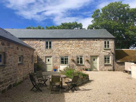 Poldark Cottage, traditional barn with woodburner