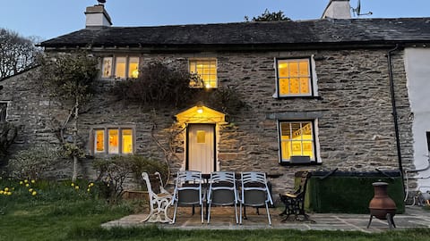 Cottage on Lake Windermere: Beach,Hot Tub & Sauna!