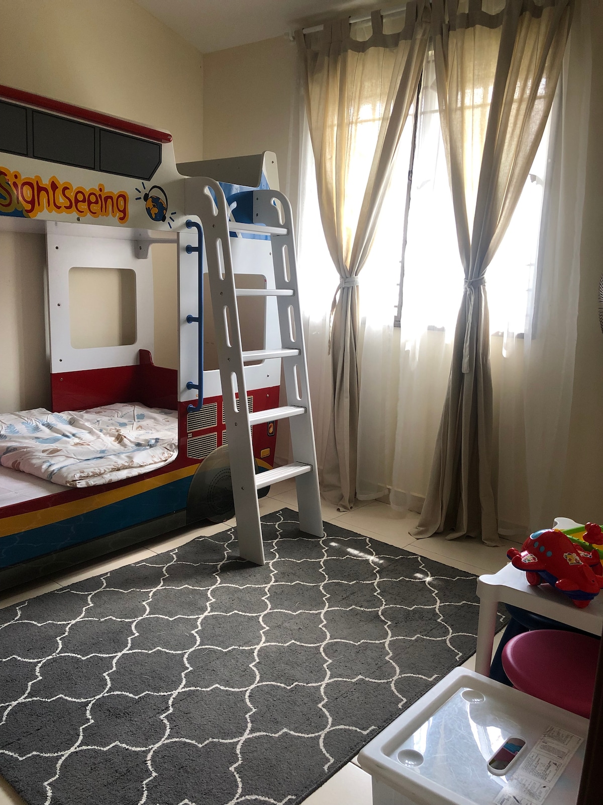 Tercer dormitorio: litera y actúa como sala de juegos también, especialmente para tus hijos. En este momento solo lo equipamos con ventilador de pie y actualizaremos muy pronto. 
