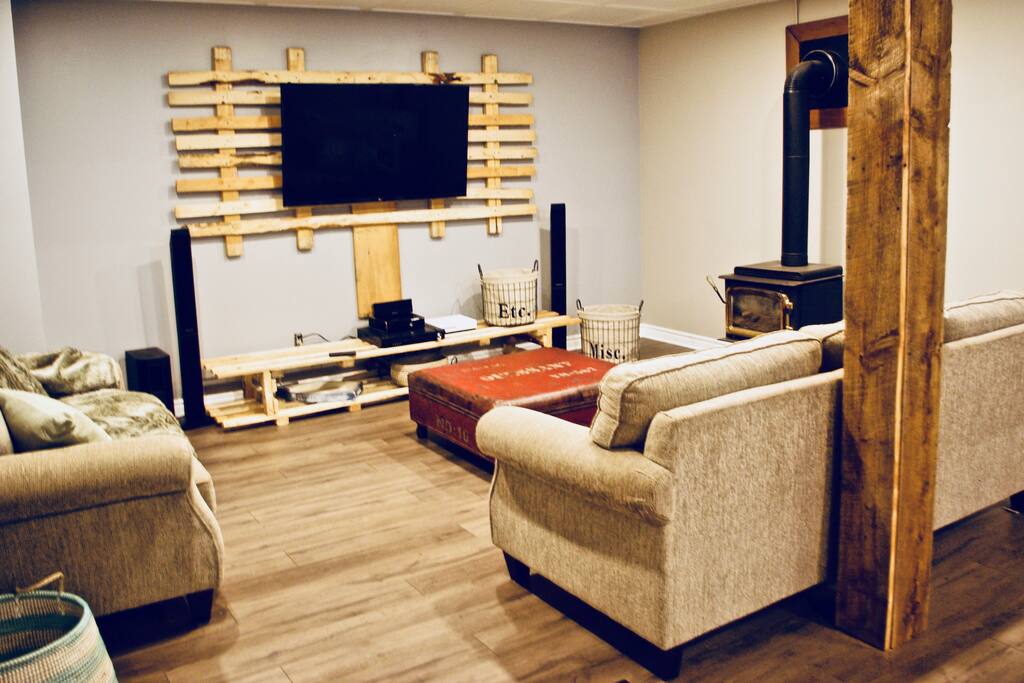 Large screen TV, gas-wood stove, wifi