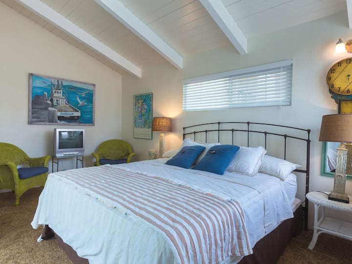 Откраднете во одделниот стан, гостинска соба со брачен кревет (King Bed).  Тивко и приватно, овие простории за спиење се веднаш до главната куќа, но во самостојна единица.